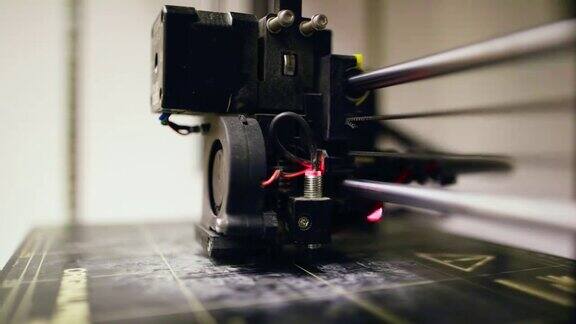 3D打印机与连接热床打印出一个小物体