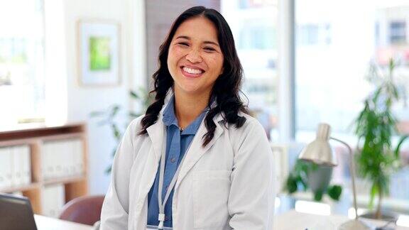 肖像保健和医生亚洲妇女在她的办公室在医院看起来很高兴的治疗医疗信任和微笑与女医学专业人员在诊所工作的保险