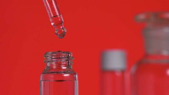 有机精油从吸管滴入玻璃瓶