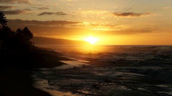 放大夏威夷日落海滩上的夕阳