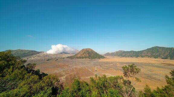 在印尼东爪哇的BromoTengger塞梅鲁国家公园从金刚视角看日出时壮观的Bromo火山自然景观背景延时拍摄