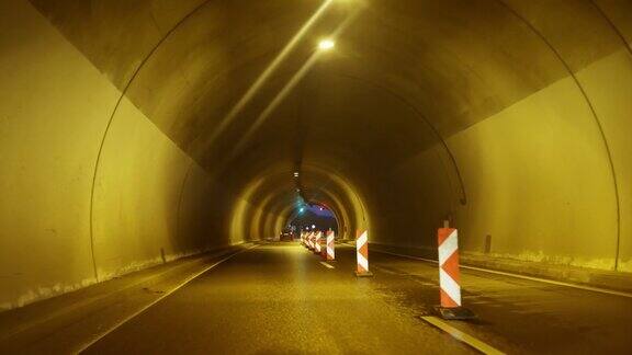 在隧道内进行道路工程