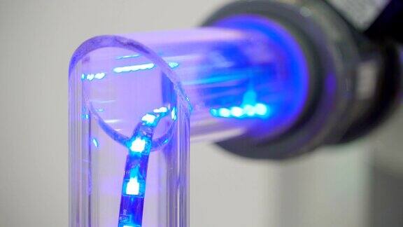 玻璃管内的蓝色LED灯