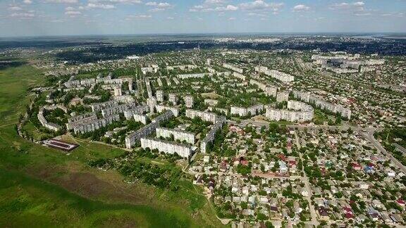 空中缩小拍摄的科尔森城市与多层建筑和公园