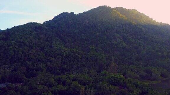 泰国一座岛屿山的立交桥