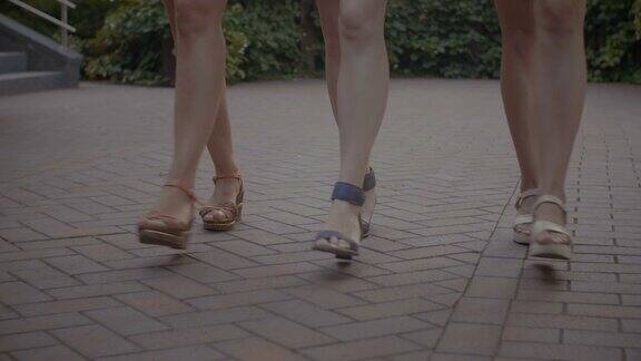 优雅的女性腿走在街上
