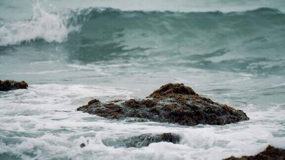 海浪冲击着多岩石的海岸
