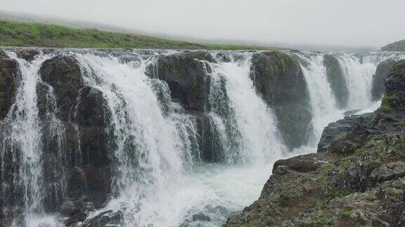 冰岛的kolugjufur峡谷风景峡谷中流淌着Kolufossar瀑布野花盛开