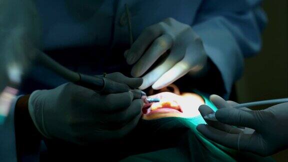 牙医治疗牙齿矫正牙齿