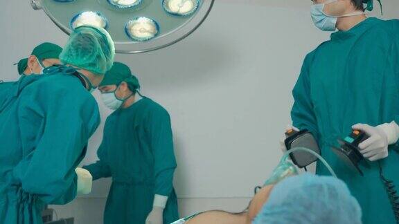 医疗队正在进行外科手术