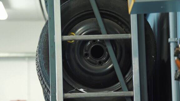 轮胎站轮胎配件带有汽车橡胶轮胎的支架现代设备汽车修理店