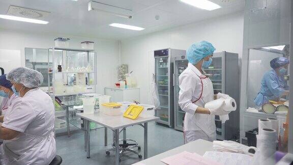 女性在实验室工作对疫苗进行实验