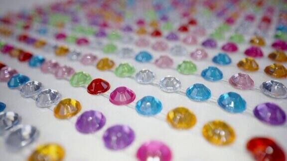 彩色玻璃水晶珠的极端特写珠多色晶体在白色的背景