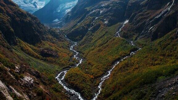 美丽的秋日山间山谷鸟瞰冰川融化后的河流