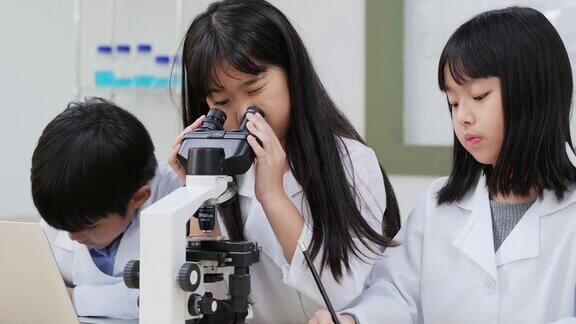 学生利用显微镜进行科学研究