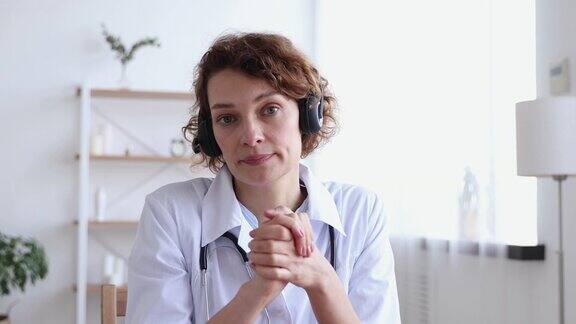 女医生戴着耳机看着摄像头说话