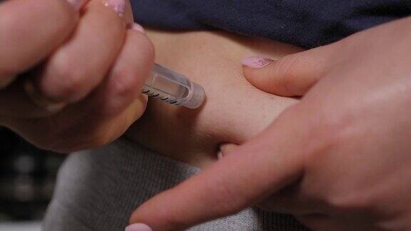 一个糖尿病妇女在胃里注射胰岛素的特写