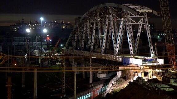 钢桥的建造和铁路枢纽上火车的夜间行驶