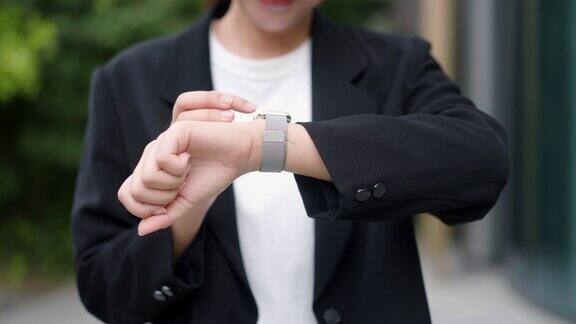商业女性使用智能手表