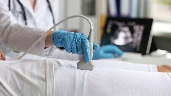 孕妇在医院做产科超声设备的特写