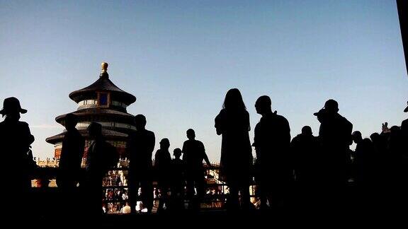 人们在天坛公园参观祈福寺