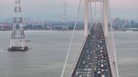 拥堵大桥的4k航拍视频