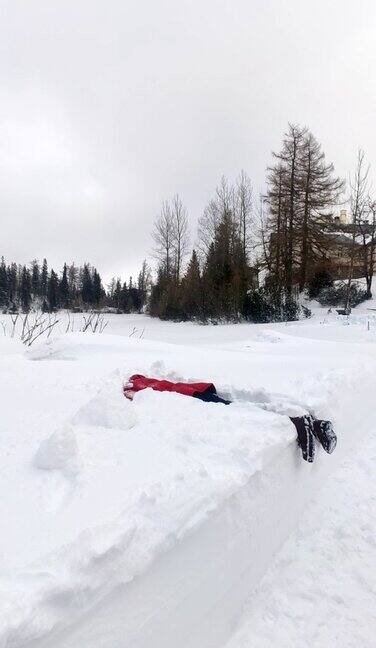 快乐的人在雪地里跳跃