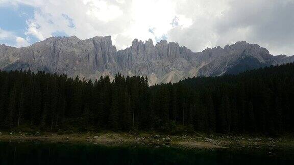 Dolomites的Carezza湖