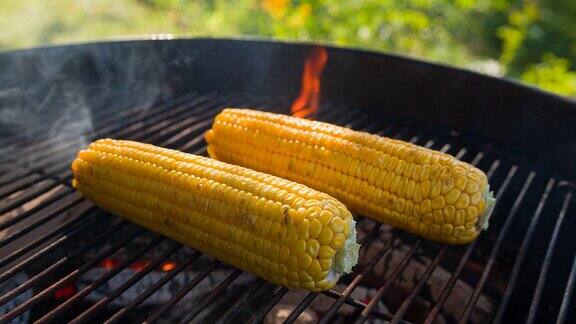 在户外用火焰烧烤玉米