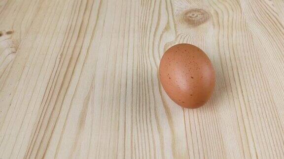 棕色鸡蛋在木桌上旋转