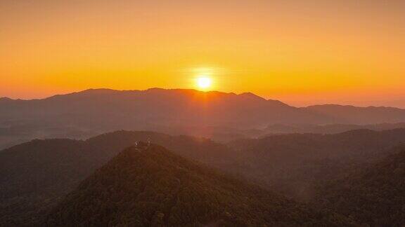 金色的太阳从山上升起景色绚丽