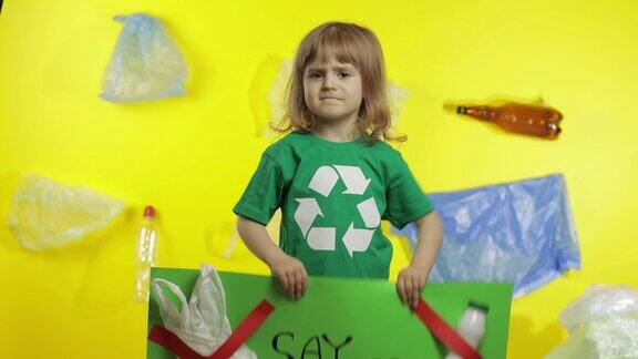 女孩活动家拿着绿色海报说不塑料塑料自然污染