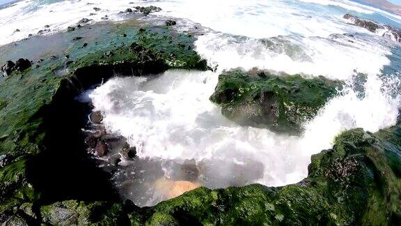 大西洋富尔特文图拉火山海滩上的巨浪汹涌的巨浪4K