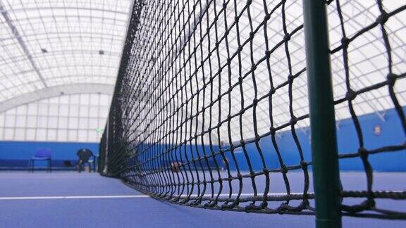 挂在网球场上的网