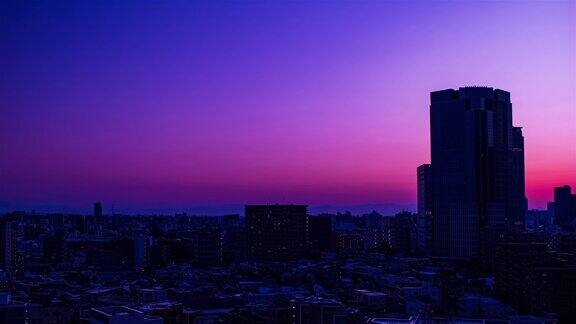 视频的天空云城市和建筑物夜景从日落