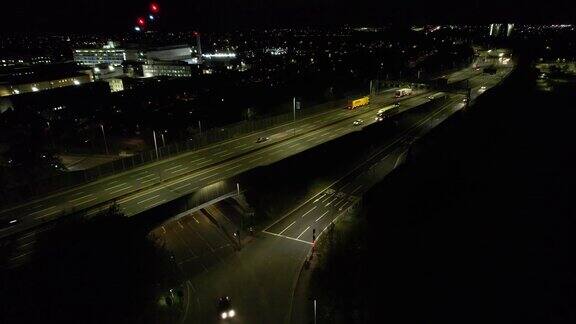 高速公路在夜间的高角度视图