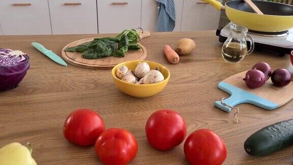 餐桌上摆满蔬菜的现代厨房