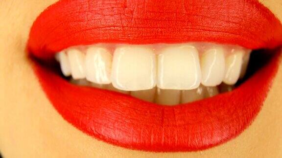 女人的嘴唇用红色的口红和亲吻手势