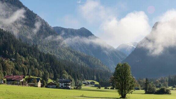奥地利阿尔卑斯山的风景在4k时间流逝的云在夏天的时间