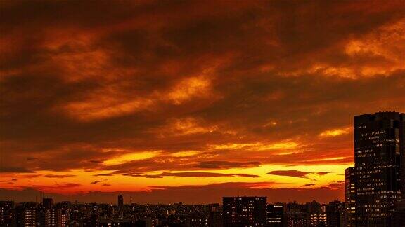 视频的天空云城市和建筑物夜景从日落