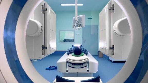 体层摄影板可以在人周围移动病人进行了核磁共振成像医学检查