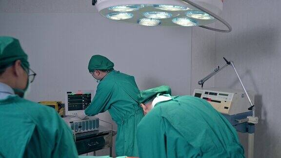 在医院的手术室里外科医生们穿着手术服给一名严重受伤的病人做手术