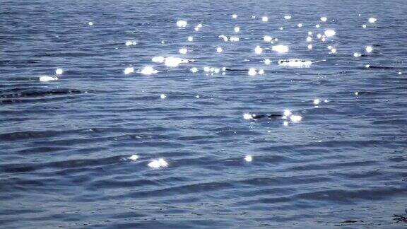 阳光反射在波光粼粼的海面上-4k-
