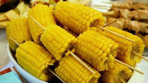 煮熟的玉米棒