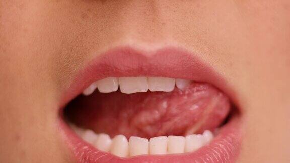 女人的舌头诱惑地舔着嘴唇
