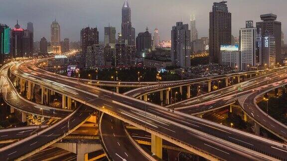 TU天桥和城市交通高峰时间从白天到晚上上海中国