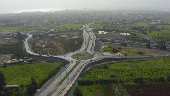 空气污染城市的交通圈和公路鸟瞰图