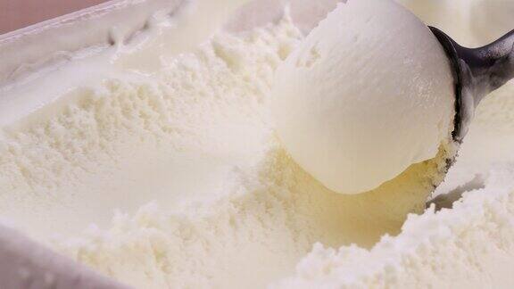 用勺子舀新鲜的椰奶冰淇淋