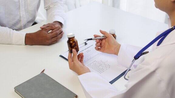 医生检查男性患者的症状为药物治疗和保健提供建议药剂师正在解释如何使用这种药