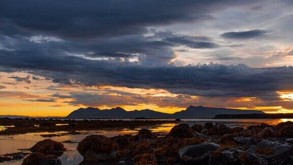 冰岛山脉上戏剧性的日出天空中史诗般的橙色云在时间流逝中移动